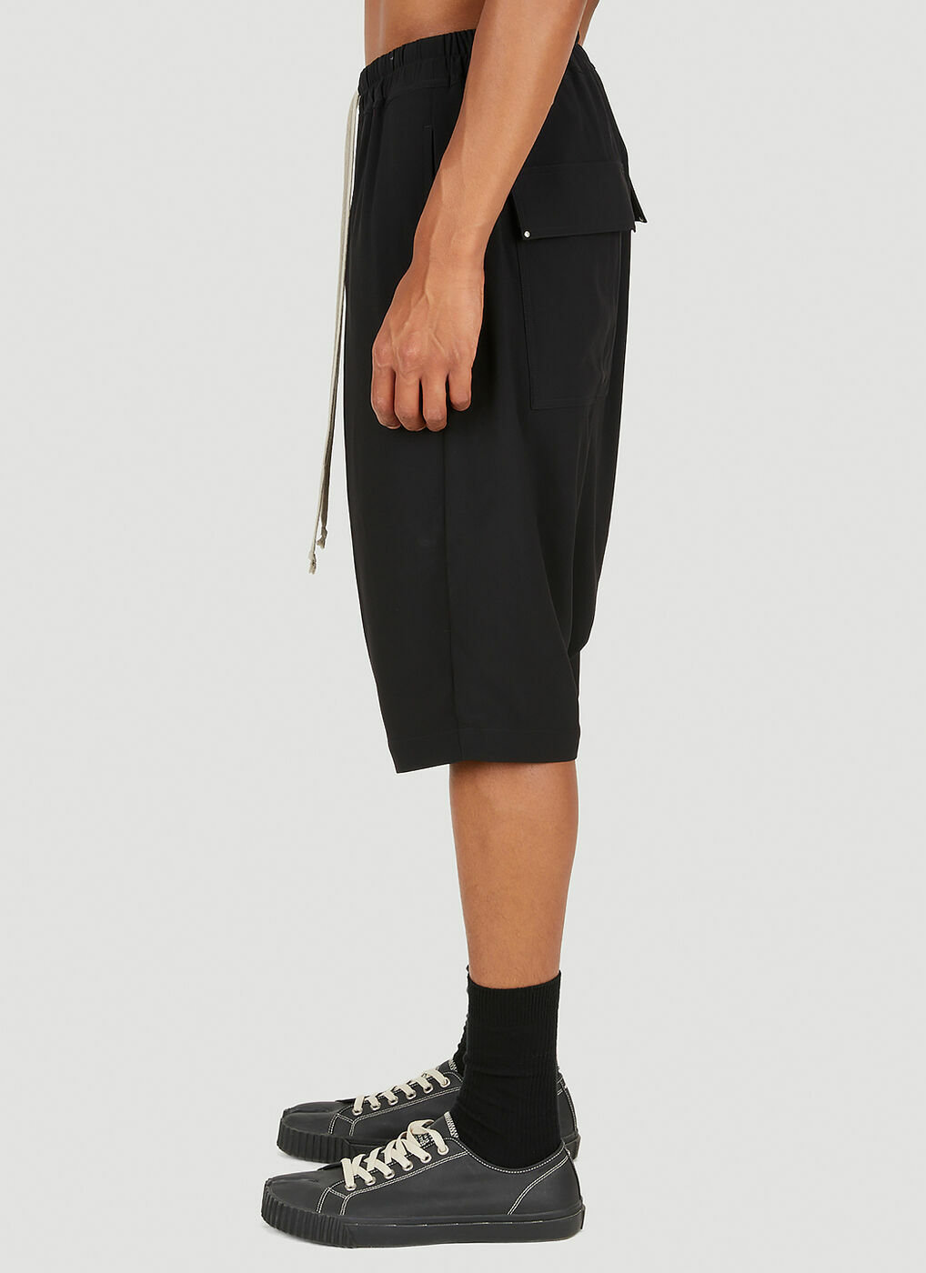Drawstring Pods Shorts in Black