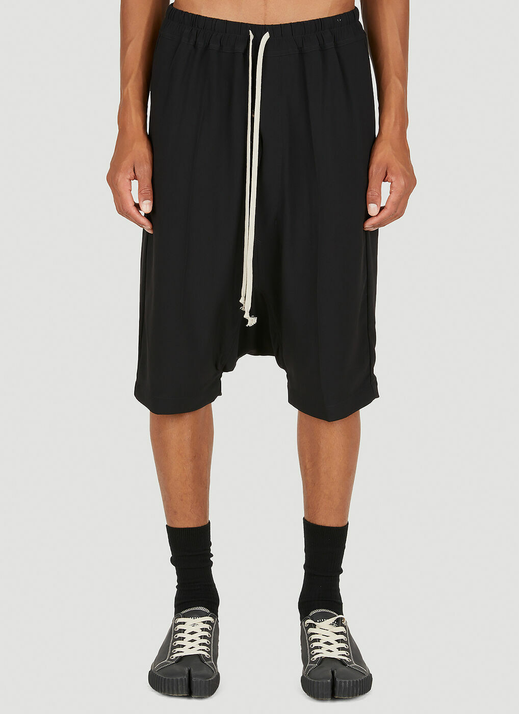 Drawstring Pods Shorts in Black