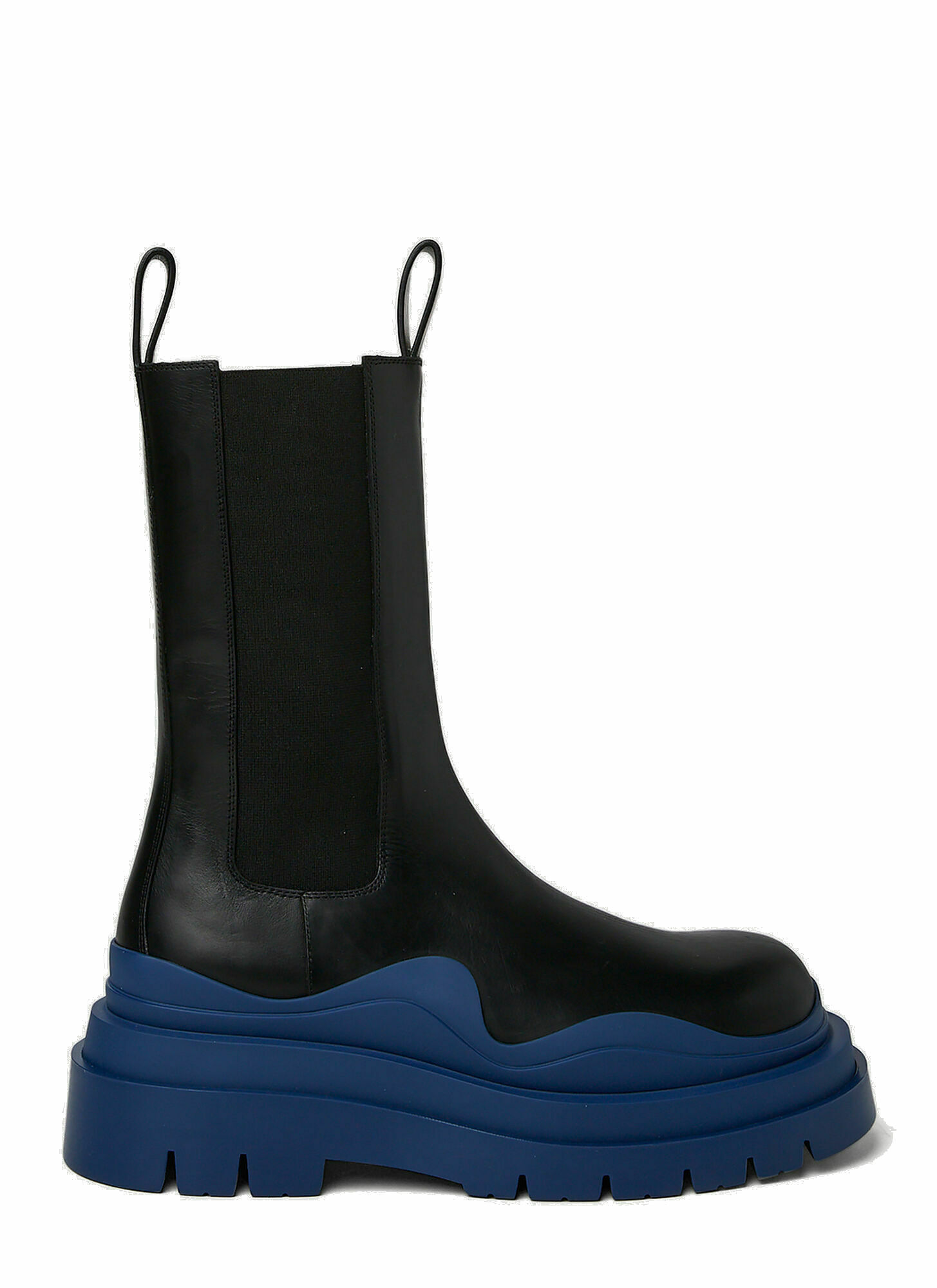Photo: Tire Chelsea Boots in Black