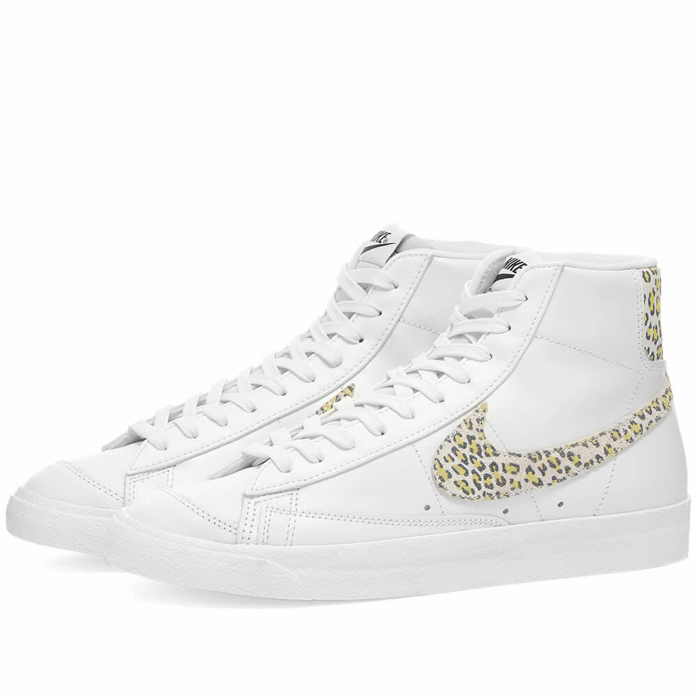 Nike Women's Blazer Mid 77 SE W Sneakers in Sail/Black/White Nike